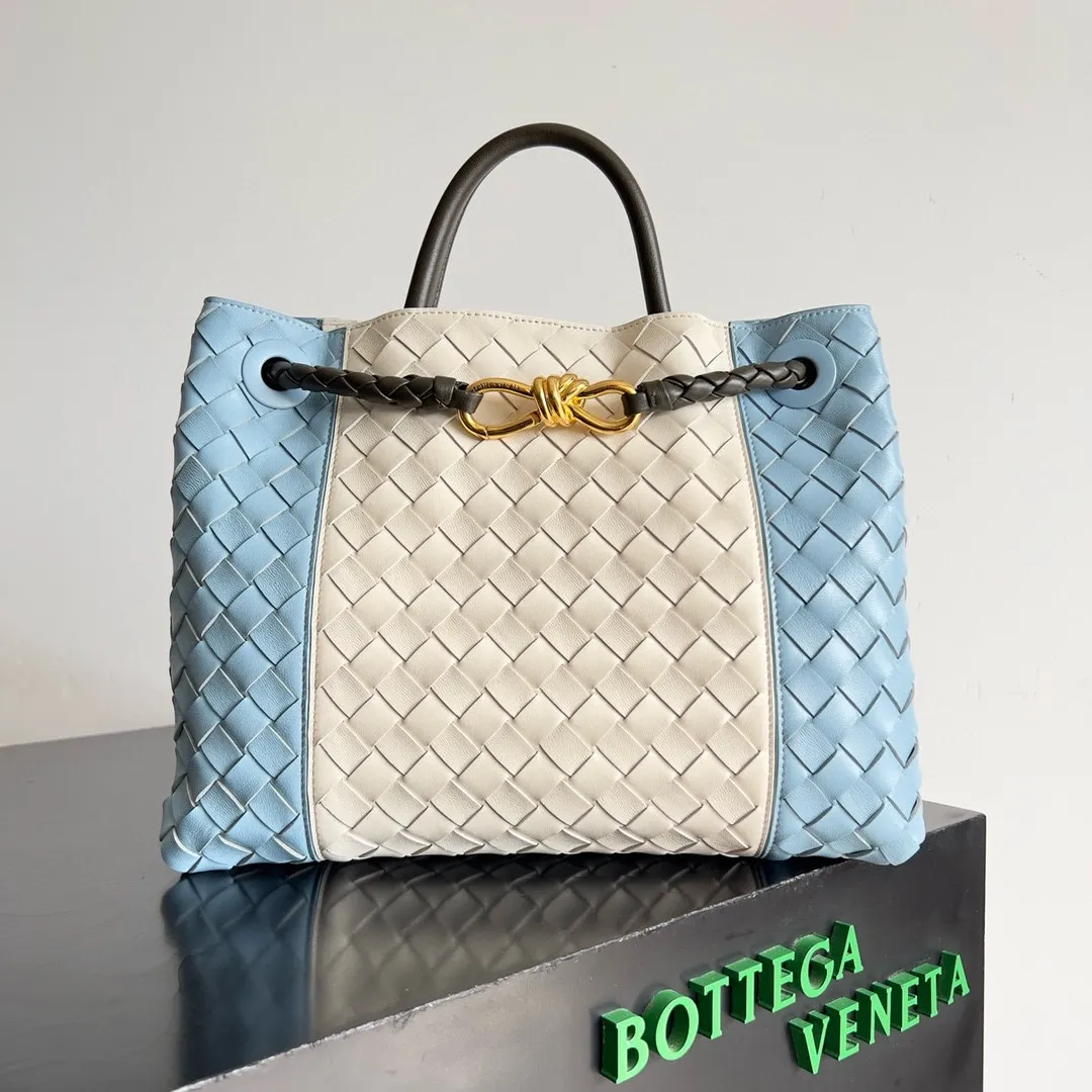 The 2023 new Andiamo batch of 3060 BV is shipped‼ ️Really popular🔥The new Andiamo woven handbag launched by Bottega Veneta this season is really popular all over the world! ! Celebrities at home and abroad have worn it, and Oscar-winning actress Michelle Yeoh has taken it out on the street. Song Jia, Trai Yara, Yu Feihong, Sanji Ayaka, Rosie Hunting-Whiteley, Yoshioka Riho, etc. have all picked up this bag. It is classic and versatile, showing off its temperament, and the bag capacity is also large, which is very convenient for daily commuting! ! A variety of carrying methods, the shoulder straps can be adjusted by yourself, the original lambskin feels soft and delicate, and the unisex style breaks gender boundaries and brings a more practical and longer-lasting use experience. Andiamo, which has both elegant and casual styles, perfectly interprets the true appearance of "fashionable old money style". Style number: 796592 Size: 32*24*12